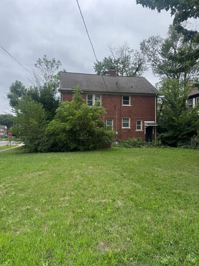 Building Photo - 16100 Glastonbury Rd