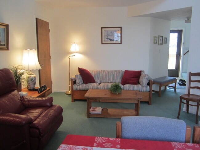 Living Room - 789 Laurelwood