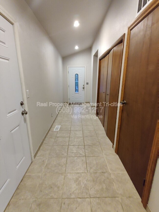 Foto del edificio - 1607 Putnam St