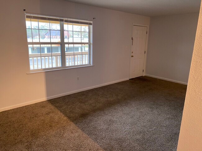 Sala de estar independiente - 99 S 3rd St