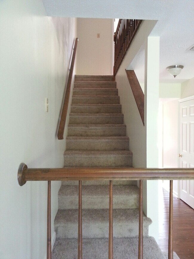 Foto del edificio - Three Bedroom Townhome, 2.5 bath, with eat-in kitchen, small deck off of living room.