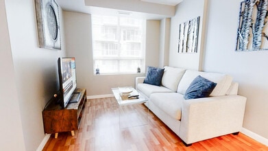 Building Photo - 136 Simcoe St