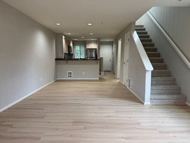 Foto del edificio - CLICK "REQUEST A TOUR" NOW!