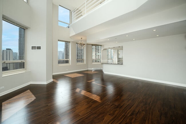 3-BR/3BA Penthouse Living Area - 750 N. Rush