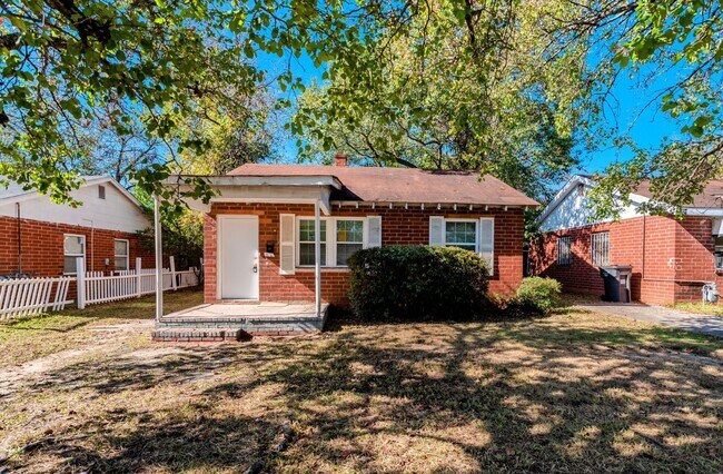 Building Photo - Section 8 welcome! $910 - 2 bed/1 bath hou...