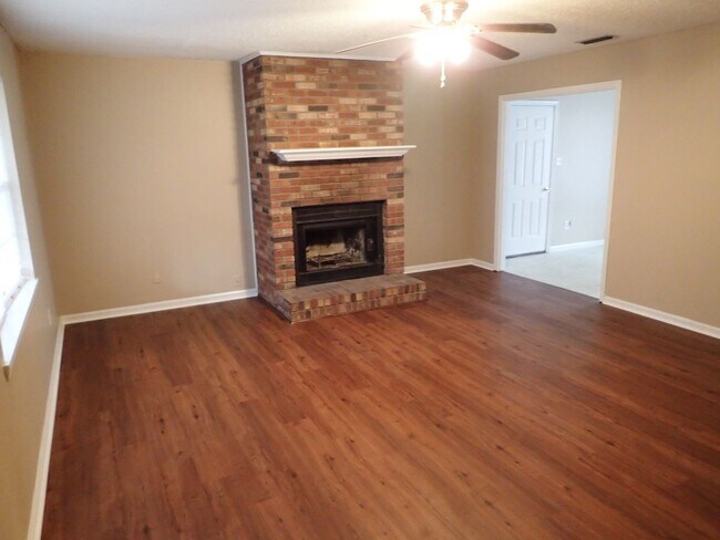 Building Photo - Beautiful 3 Bedroom 2 Bathroom Home