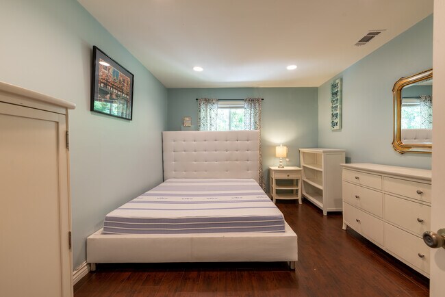 Building Photo - 4972 Brewster Dr