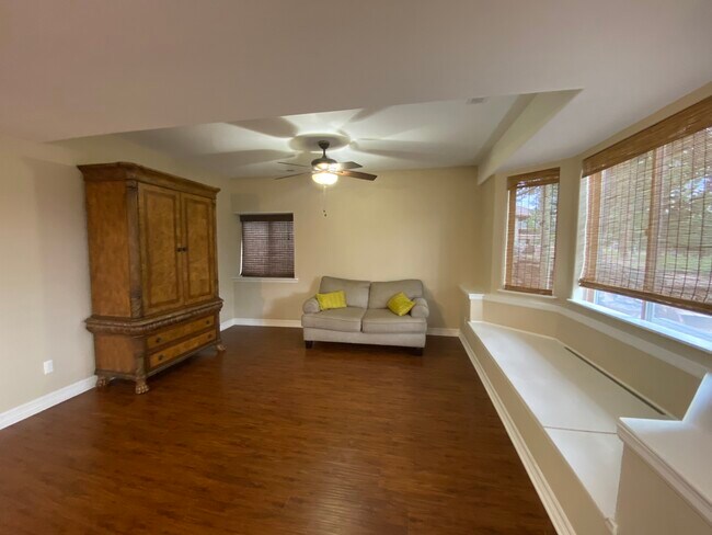 Building Photo - 220 Eagle Pines Dr