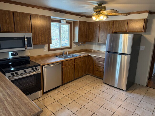 Foto del edificio - Charming 4-Bed Retreat on 2 Acres with Barn & Garage