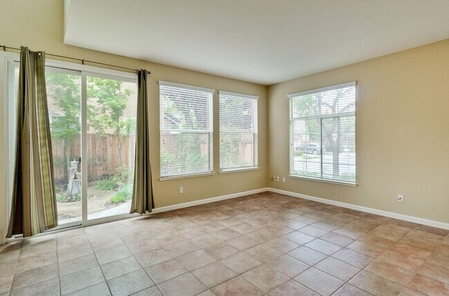 Building Photo - 313 Chetwood Dr