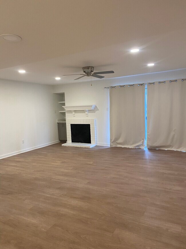 Living room with patio - 846 Thistledown Dr