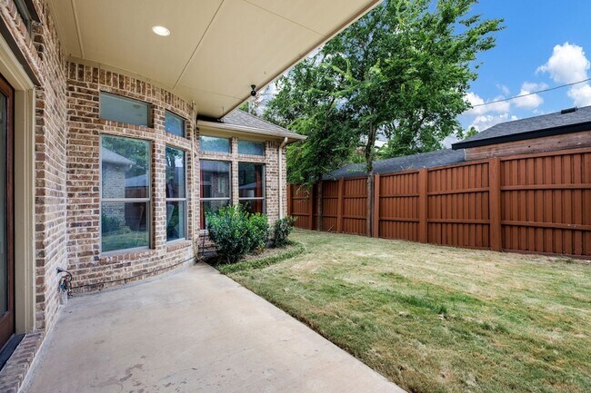 Building Photo - 3606 S Versailles Ave