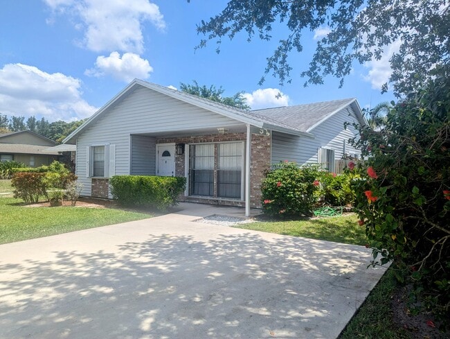 Building Photo - 1352 Riverside Cir