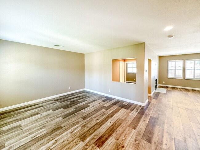 Building Photo - Great 4B/3BA House in Oceanside w/ a Large...