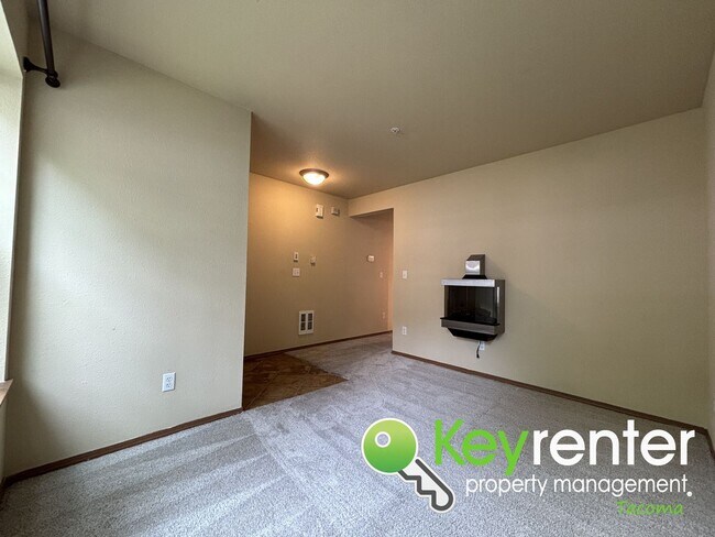 Building Photo - Modern Comfort Meets Great Location in Thi...