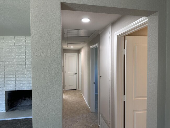 Building Photo - 302 Blackpine Dr