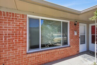 Building Photo - Adorable 2 bedroom 1 bath apartment!