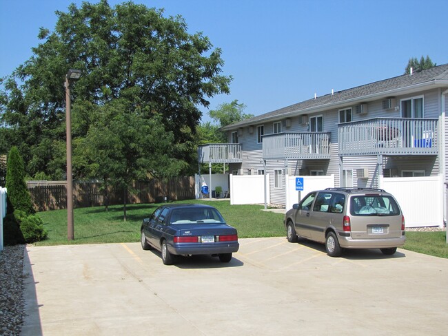 Foto del edificio - Cedar Rapids 6 Plex