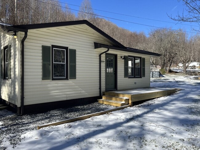 Modern Cottage Living Just Minutes from Downtown West Jefferson - Modern Cottage Living Just Minutes from Downtown West Jefferson House