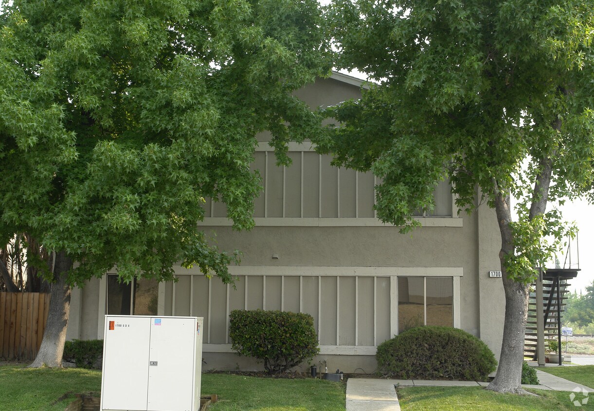 Foto del edificio - 1700 Sycamore Dr