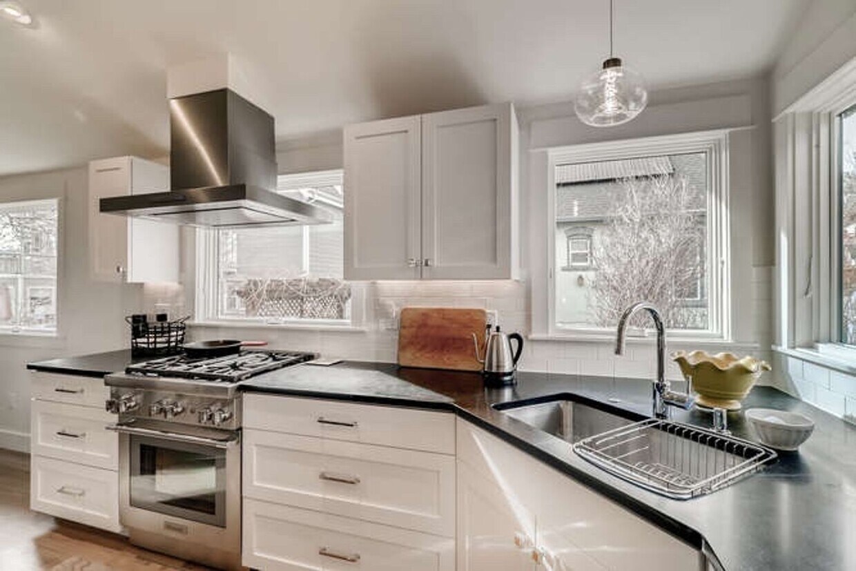 Primary Photo - Stunning 3 bed/2 bath home in Highly Desir...