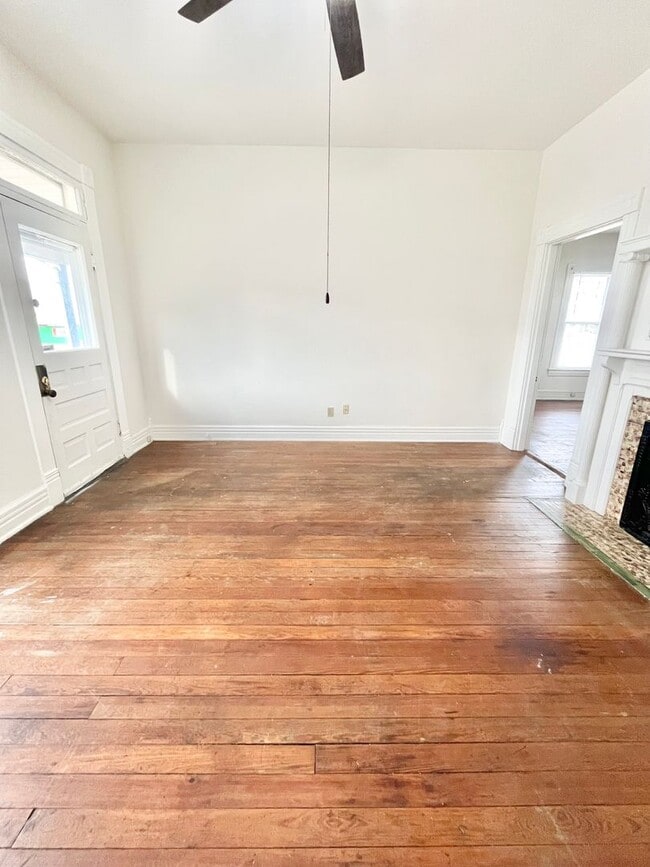 Building Photo - 2 Bedroom. 1 bath near Beechmont Area