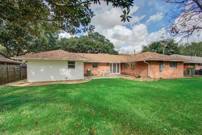 Foto del edificio - 8939 Rockhurst Dr