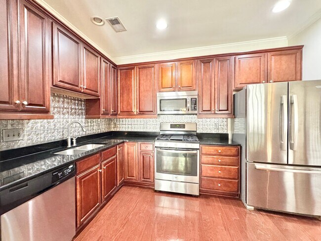 Building Photo - 2 Bedroom Townhome W/ Office Space & Large...