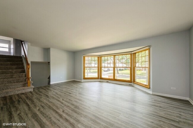 Building Photo - 2102 E Robinhood Ln