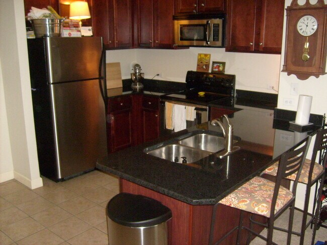 Foto del edificio - One Bedroom Condo Overlooking the James Ri...