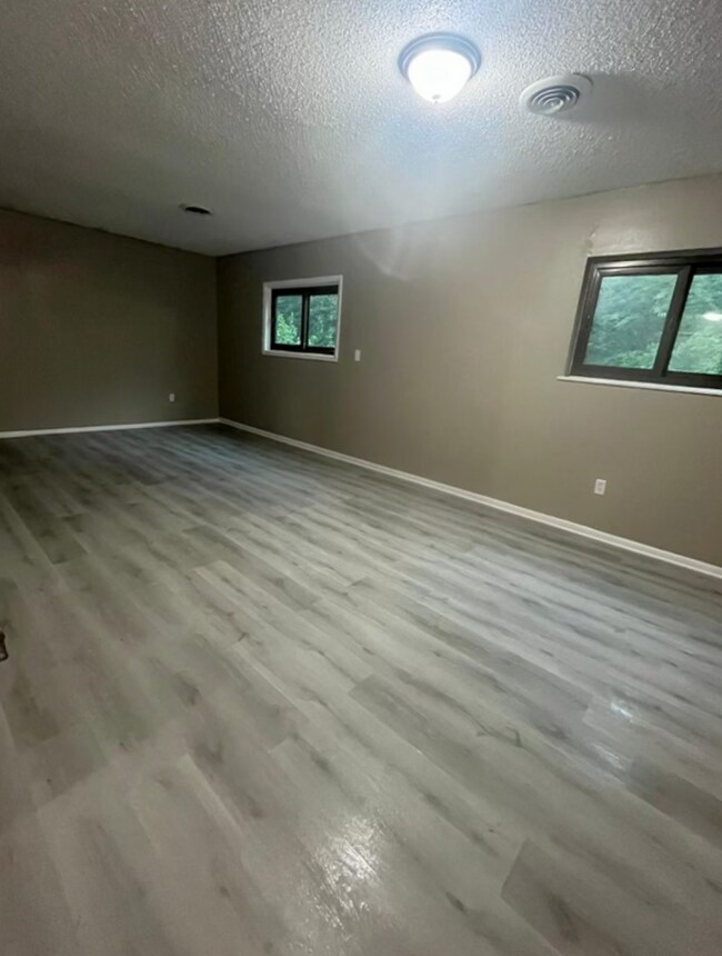 Building Photo - Desirable 4 Bed Home