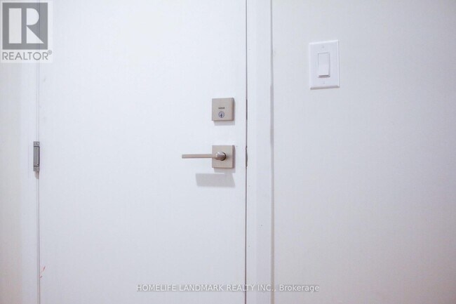 Building Photo - 65 Glenwood Crescent