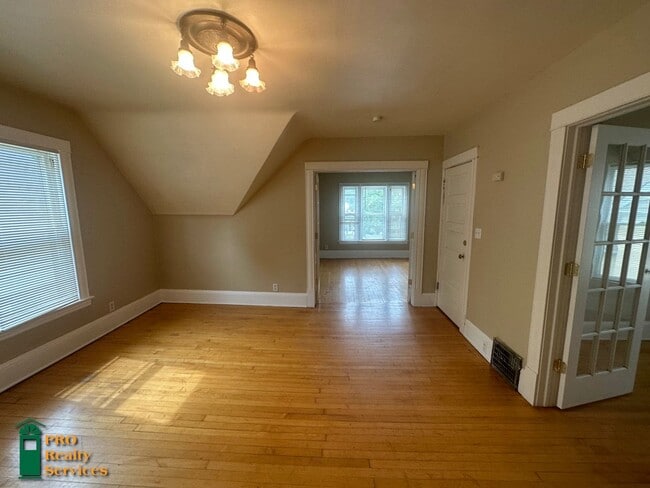 Building Photo - 2 Bedroom Upper Level Duplex Unit