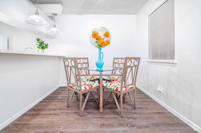 1 habitación, 1 baño - 578 pies cuadrados - Comedor - Town View