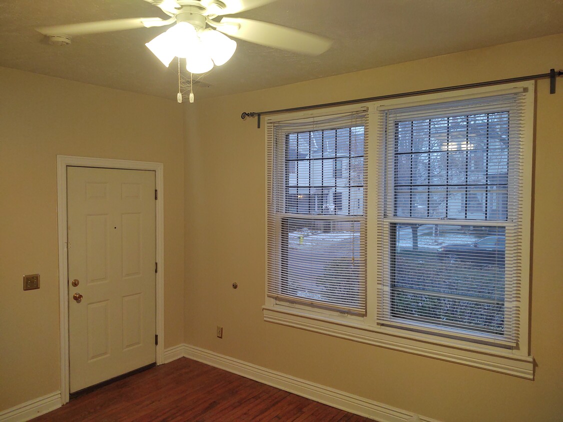 Living room southview with windows - 220 W Walnut St