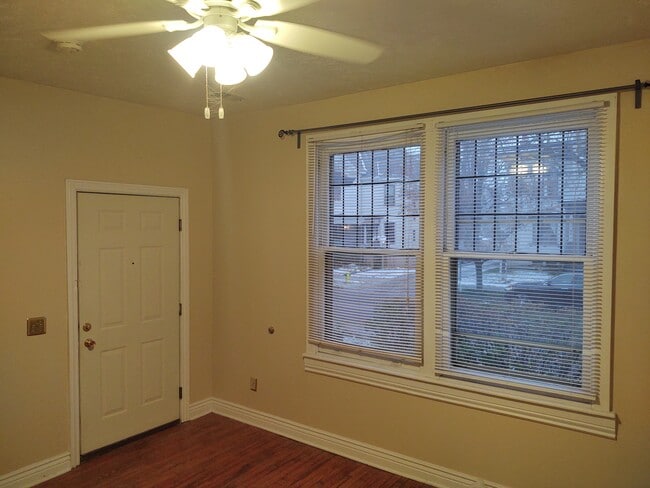 Building Photo - 220 W Walnut St