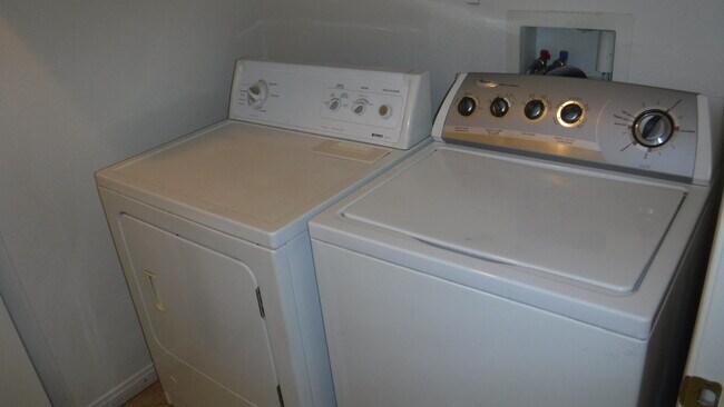 Building Photo - MASTER BDRM+BATH+RETREAT AREA/SEPARATE BED...