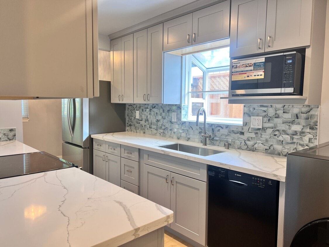 Foto principal - Completely Remodeled 4 Bedroom Home with C...