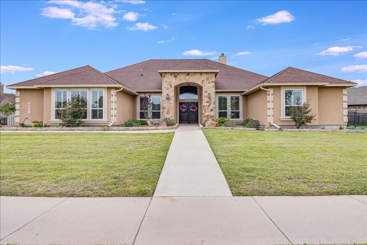 Foto principal - 6241 Lago Vista Dr