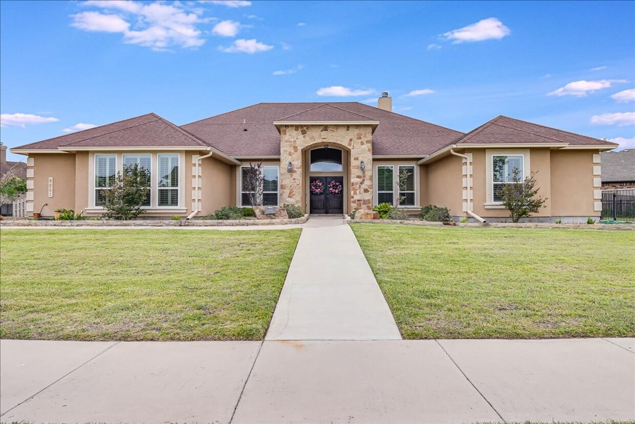 Primary Photo - 6241 Lago Vista Dr