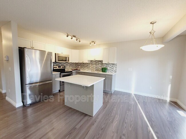 Photo du bâtiment - 445 Brintnell Blvd NW