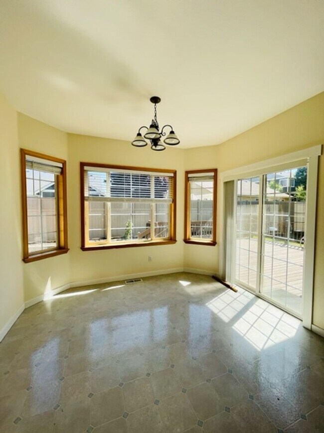 Building Photo - Charming 4 bedroom single level home w/A/C...