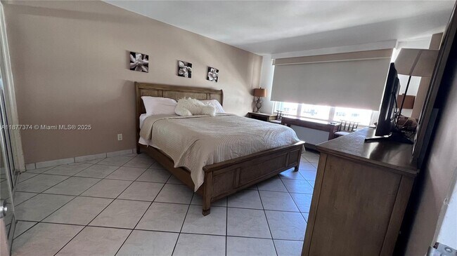 Building Photo - 5161 Collins Ave