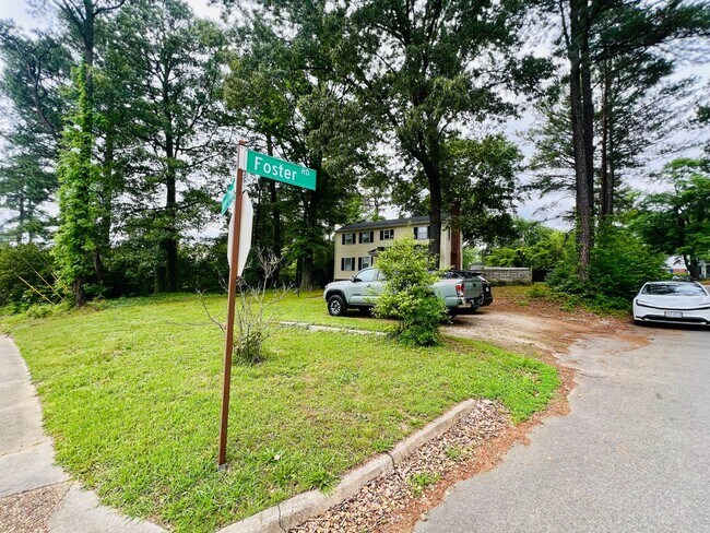 Foto del edificio - Charming 4-Bedroom Home with Ample Space and Modern Amenities