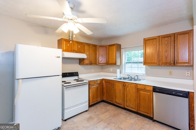 Building Photo - 3172 Humphries Dr SE