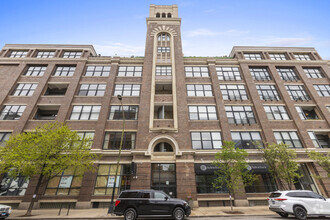 Building Photo - 1000 W Washington Blvd