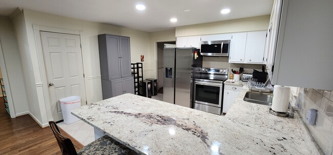 Foto del edificio - 4212 Misty Ridge Dr
