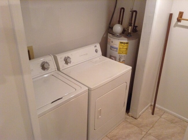 Building Photo - Great 2 Bed/1 Bath Duplex!!