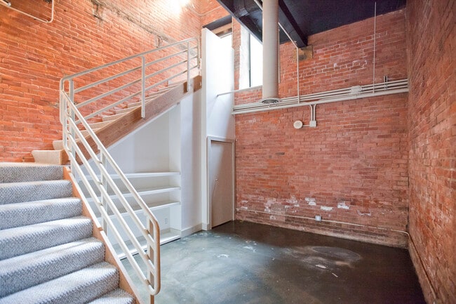 Building Photo - 6533 E Jefferson Ave