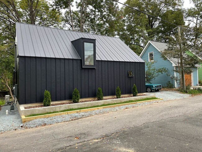 Building Photo - 208 Watts St